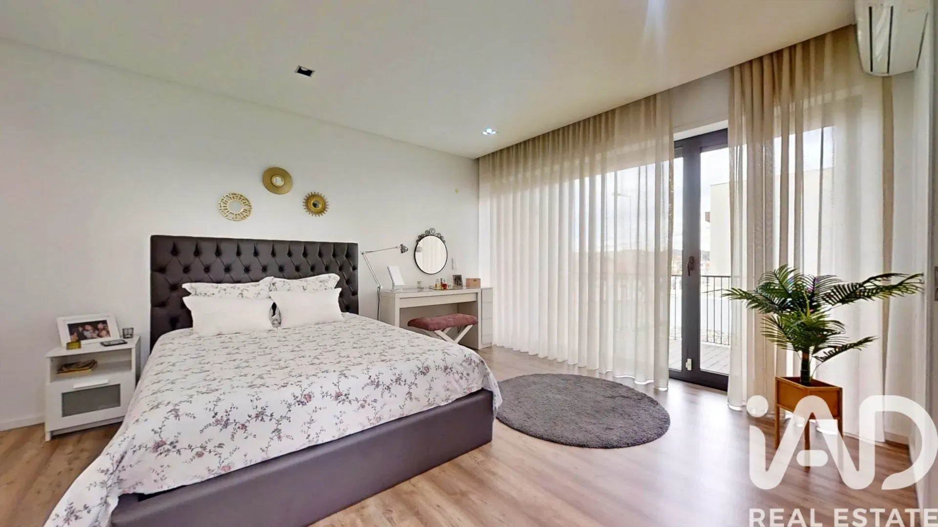 Contemporary 4-Bedroom House in Castêlo da Maia with Garden and Terraces - View image 27 of 40