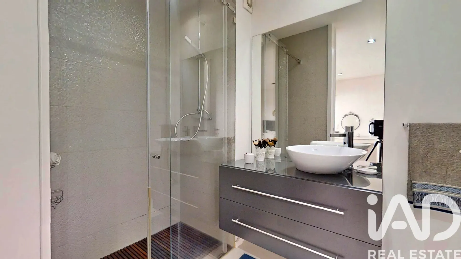 Contemporary 4-Bedroom House in Castêlo da Maia with Garden and Terraces - View image 29 of 40