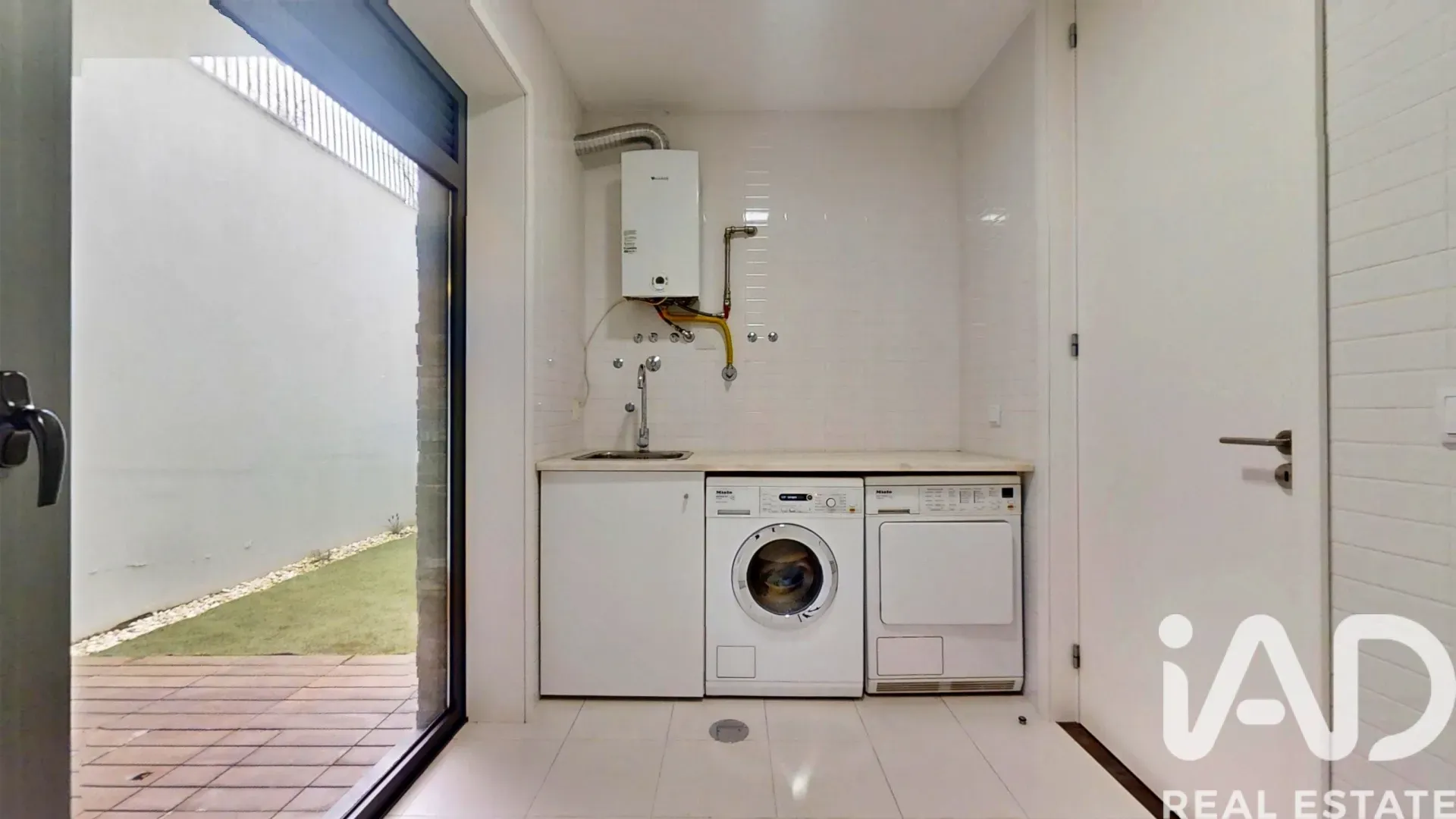 Contemporary 4-Bedroom House in Castêlo da Maia with Garden and Terraces - View image 31 of 40