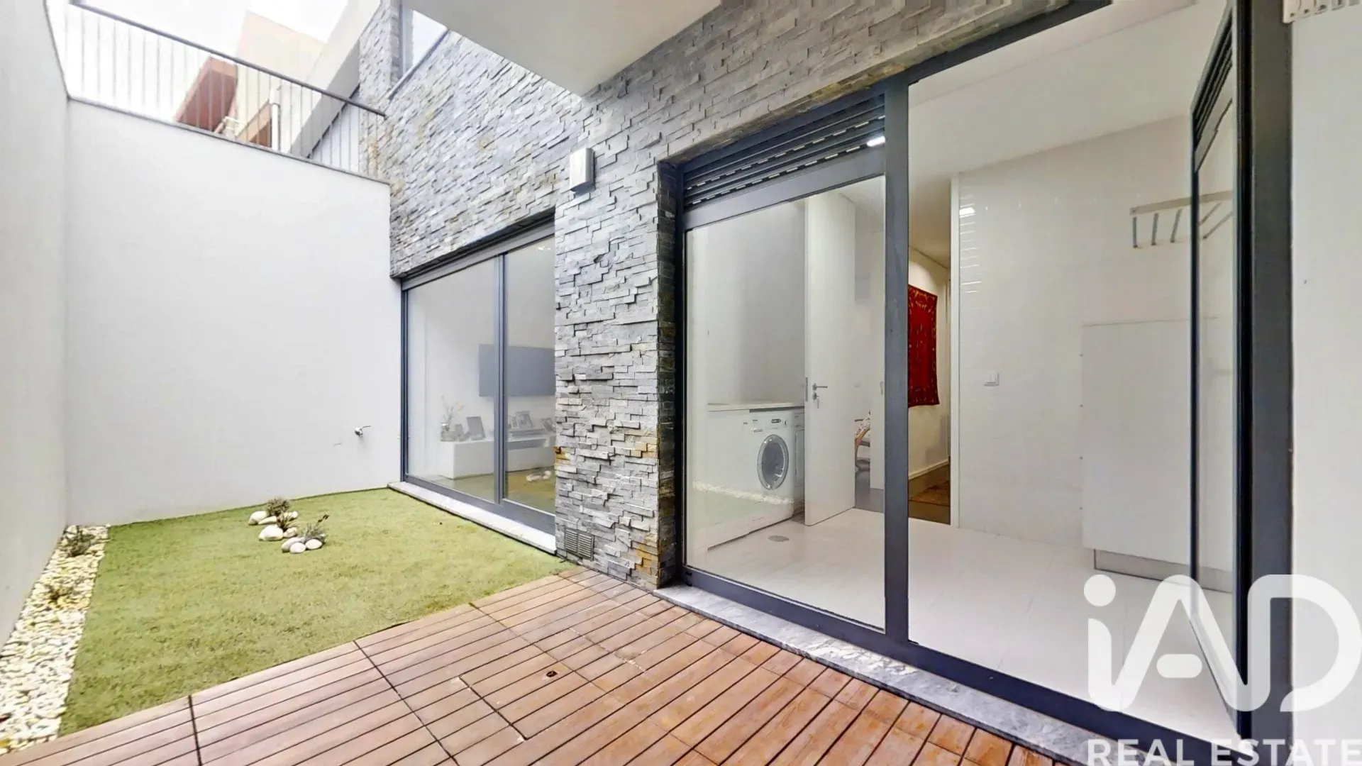 Contemporary 4-Bedroom House in Castêlo da Maia with Garden and Terraces - View image 32 of 40