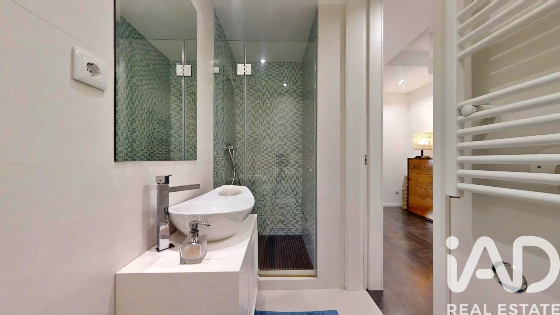 Contemporary 4-Bedroom House in Castêlo da Maia with Garden and Terraces - View image 34 of 40