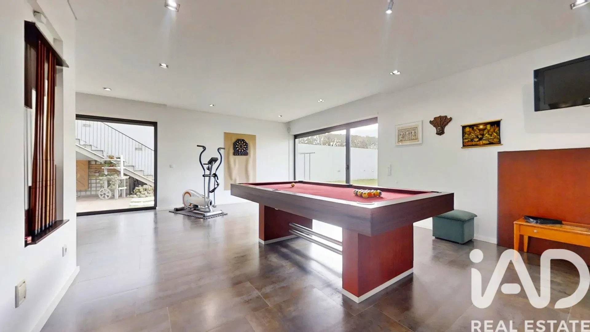 Contemporary 4-Bedroom House in Castêlo da Maia with Garden and Terraces - View image 35 of 40