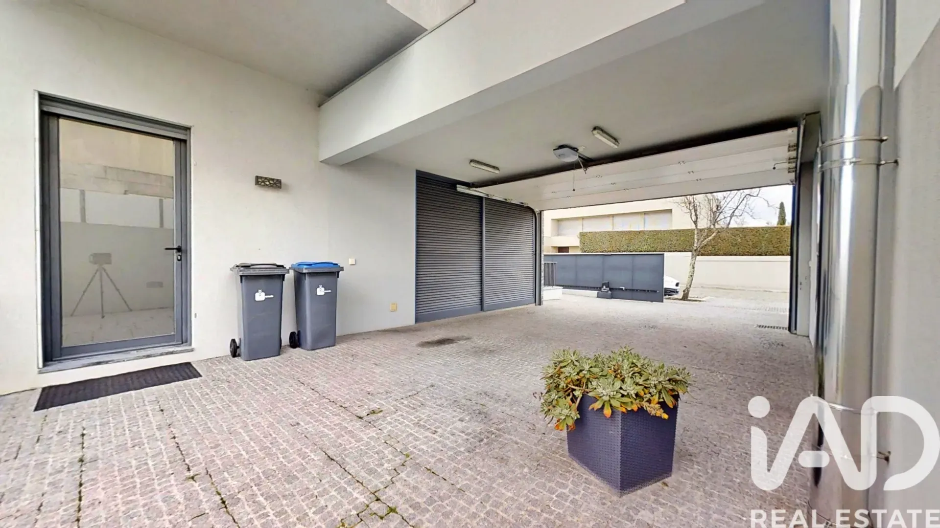 Contemporary 4-Bedroom House in Castêlo da Maia with Garden and Terraces - View image 39 of 40