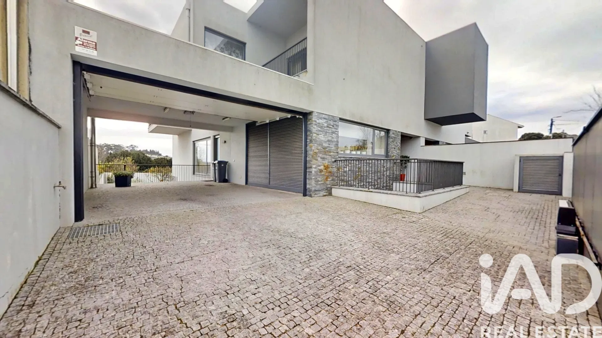 Contemporary 4-Bedroom House in Castêlo da Maia with Garden and Terraces - View image 40 of 40