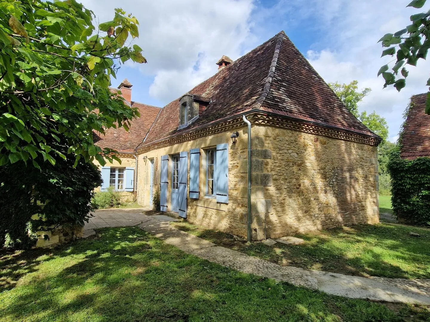 Historic 5-Bedroom Stone House with Pool and Acreage in Le Bugue - Image 1