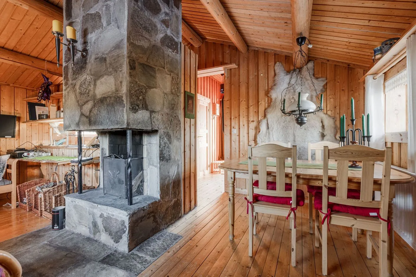 Mid-Century Swedish Country House with Expansive Grounds in Bruksvallarna - Image 2