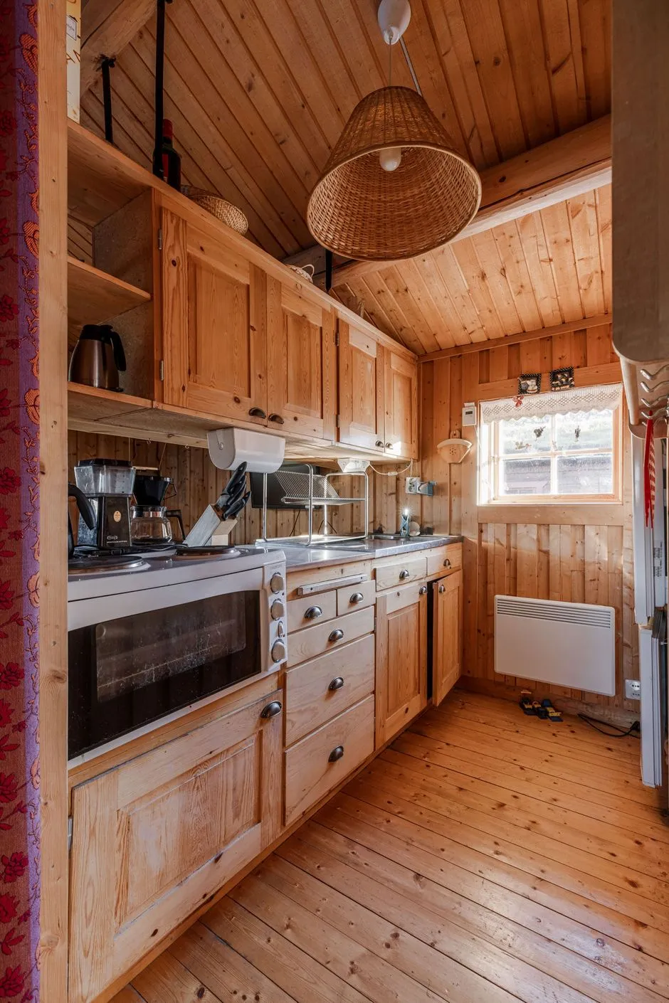 Mid-Century Swedish Country House with Expansive Grounds in Bruksvallarna - View image 8 of 27