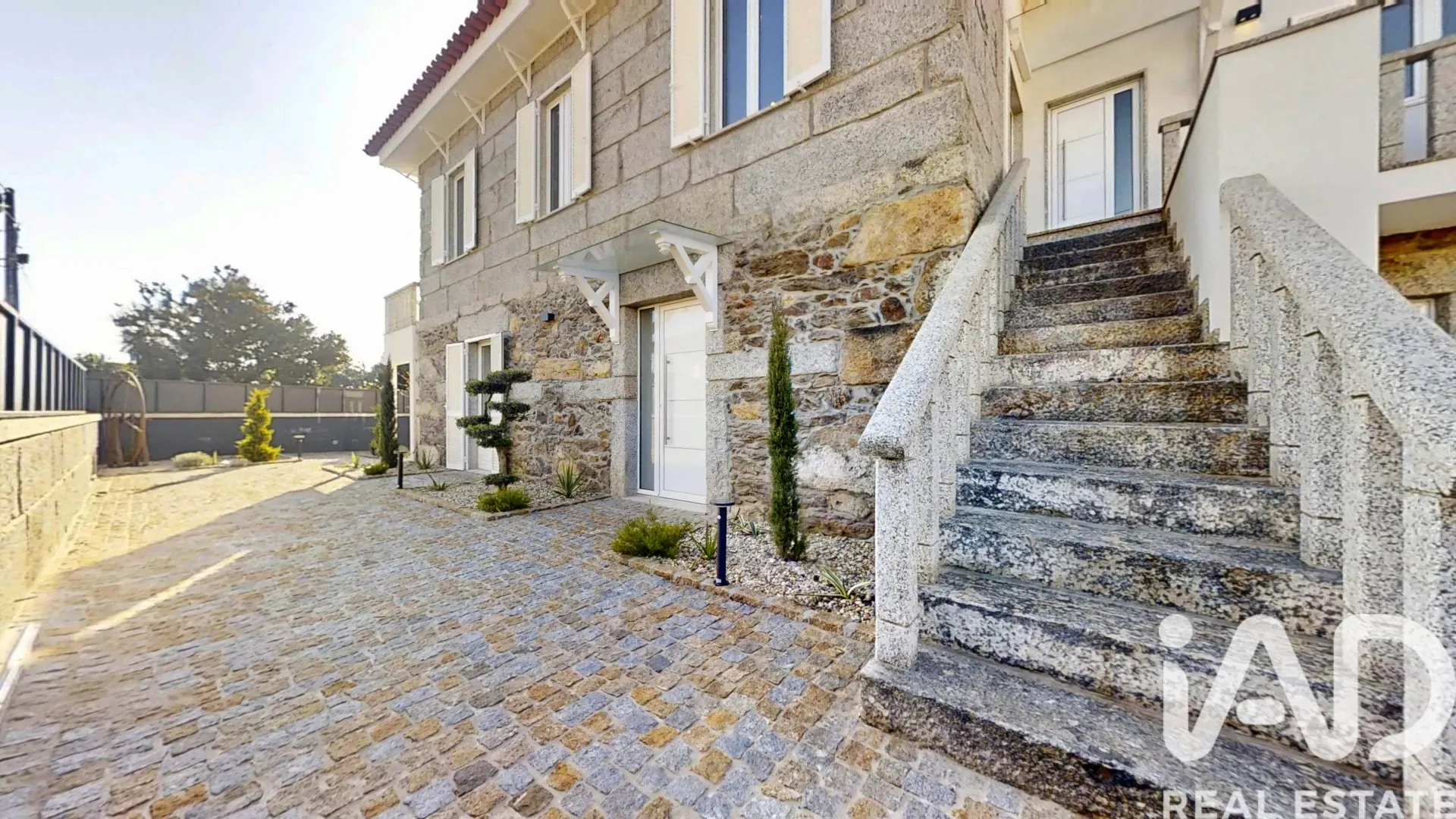 Contemporary 5-Bedroom House with Pool in Macieira da Lixa, Portugal - View image 6 of 38