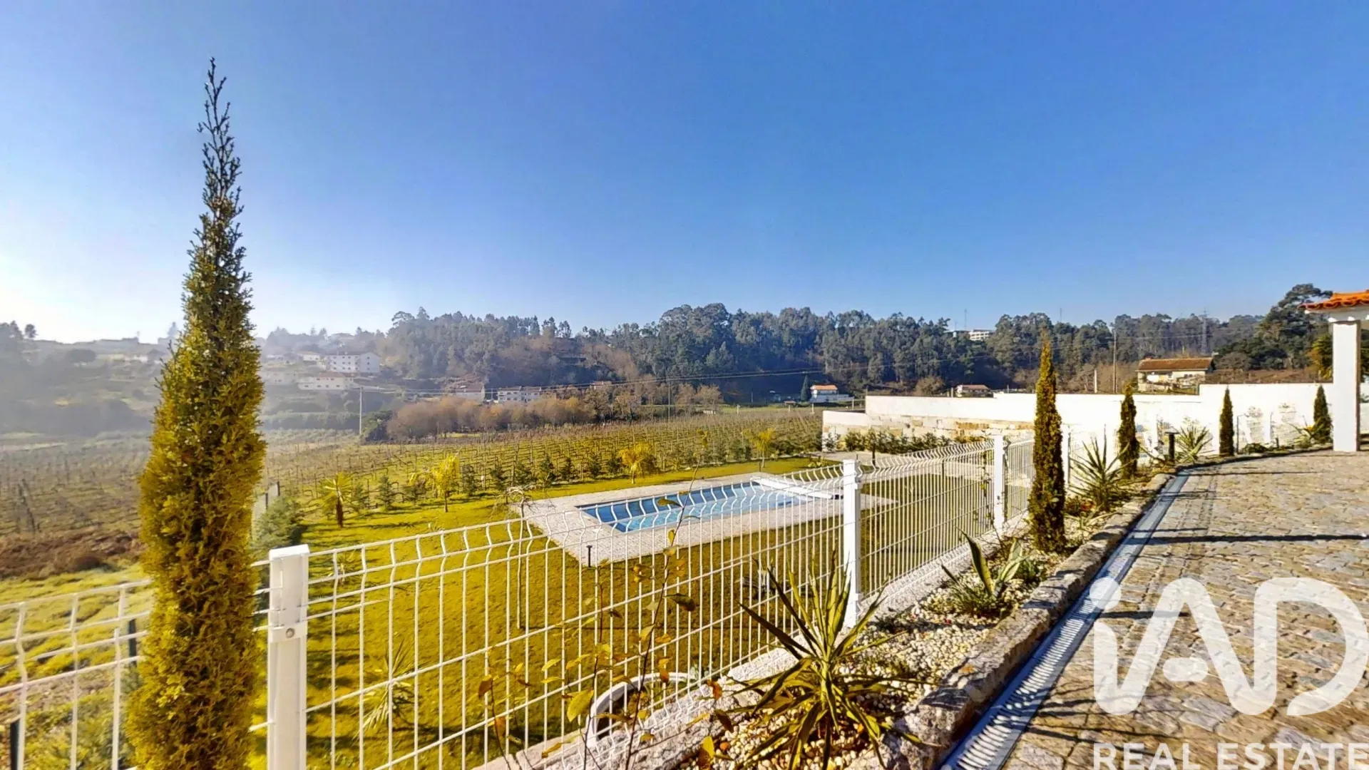 Contemporary 5-Bedroom House with Pool in Macieira da Lixa, Portugal - View image 7 of 38