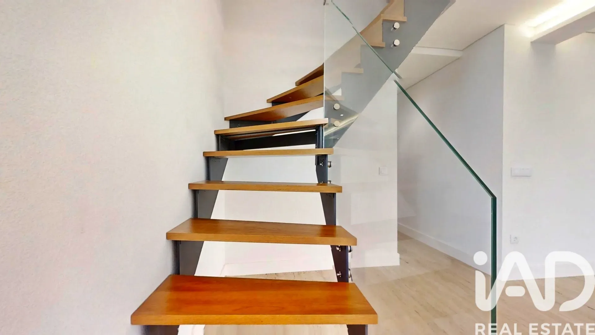 Contemporary 5-Bedroom House with Pool in Macieira da Lixa, Portugal - View image 10 of 38