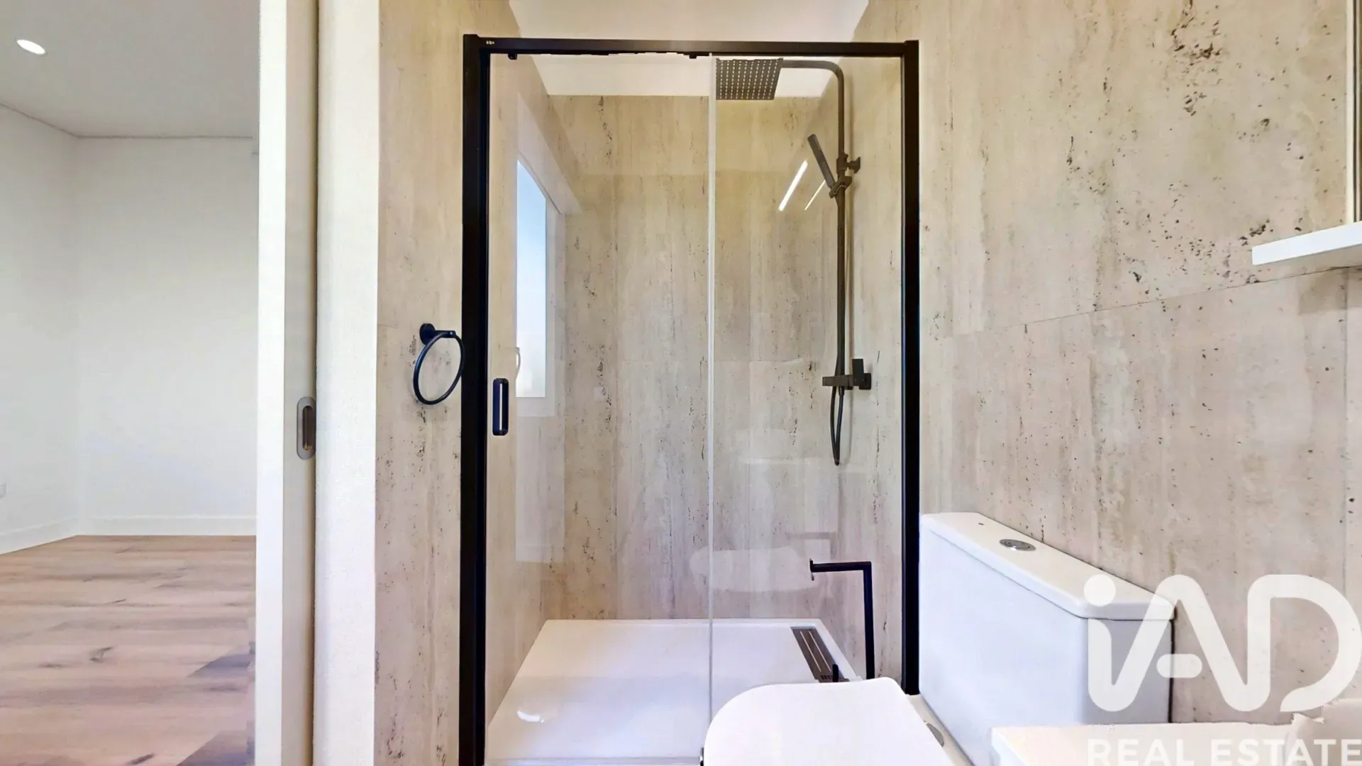 Contemporary 5-Bedroom House with Pool in Macieira da Lixa, Portugal - View image 15 of 38