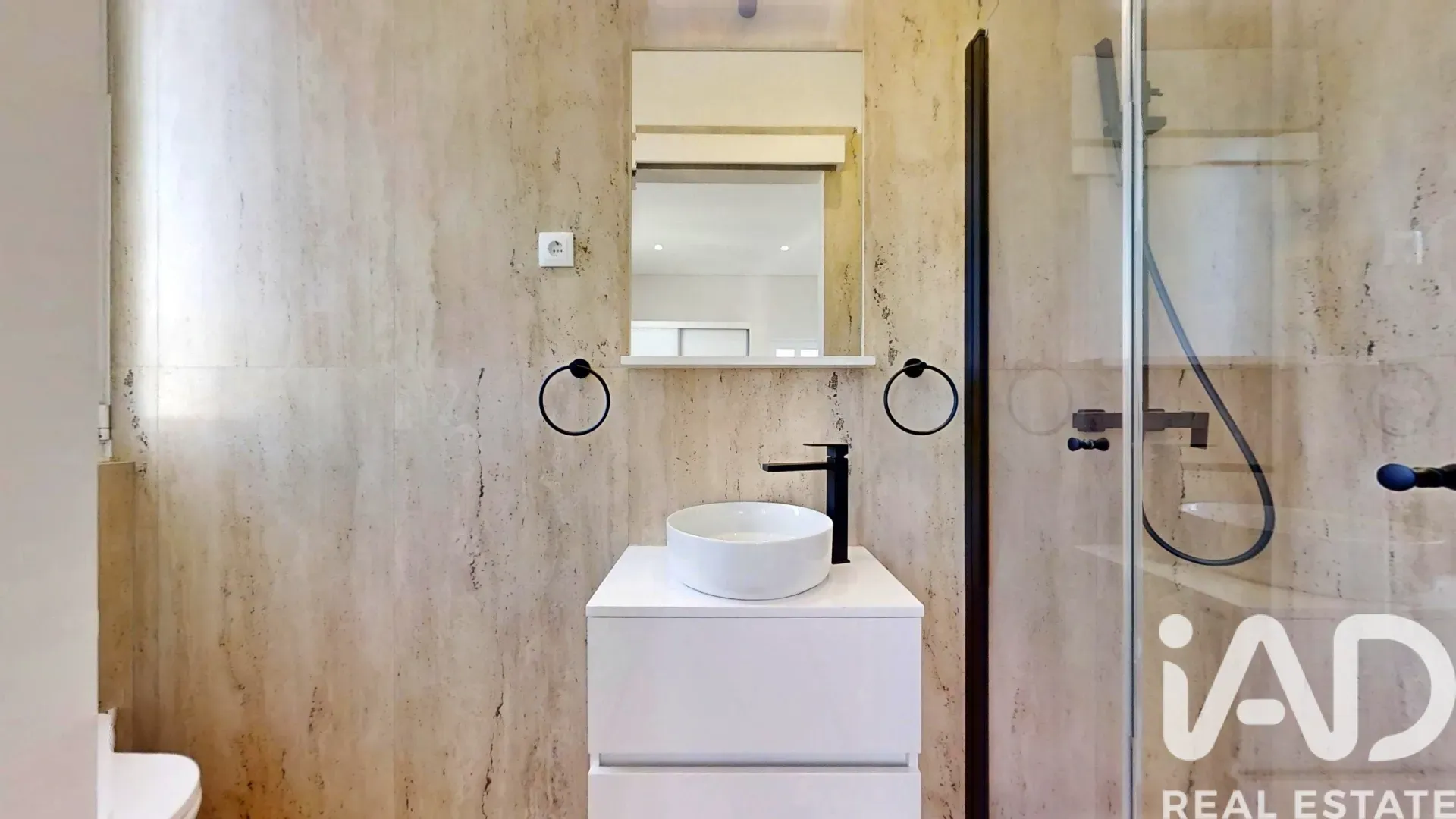 Contemporary 5-Bedroom House with Pool in Macieira da Lixa, Portugal - View image 16 of 38