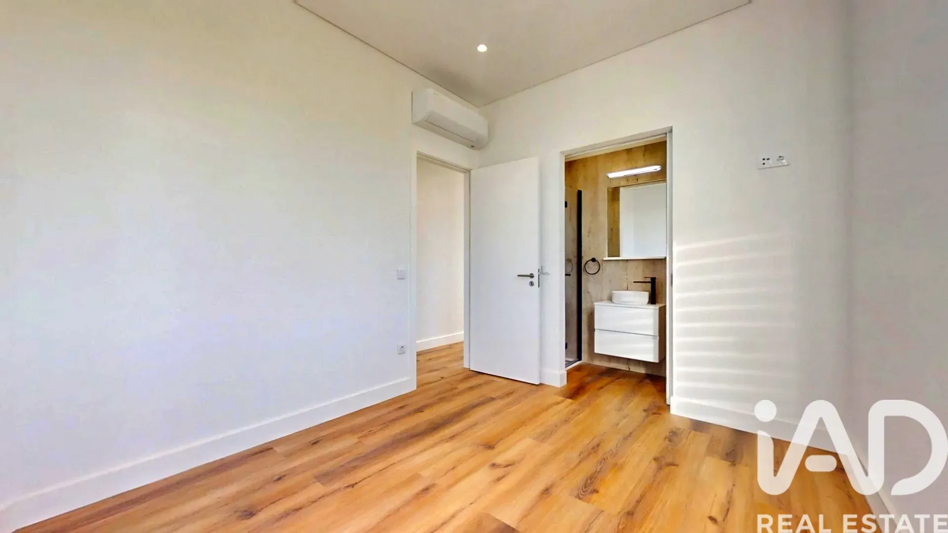 Contemporary 5-Bedroom House with Pool in Macieira da Lixa, Portugal - View image 19 of 38