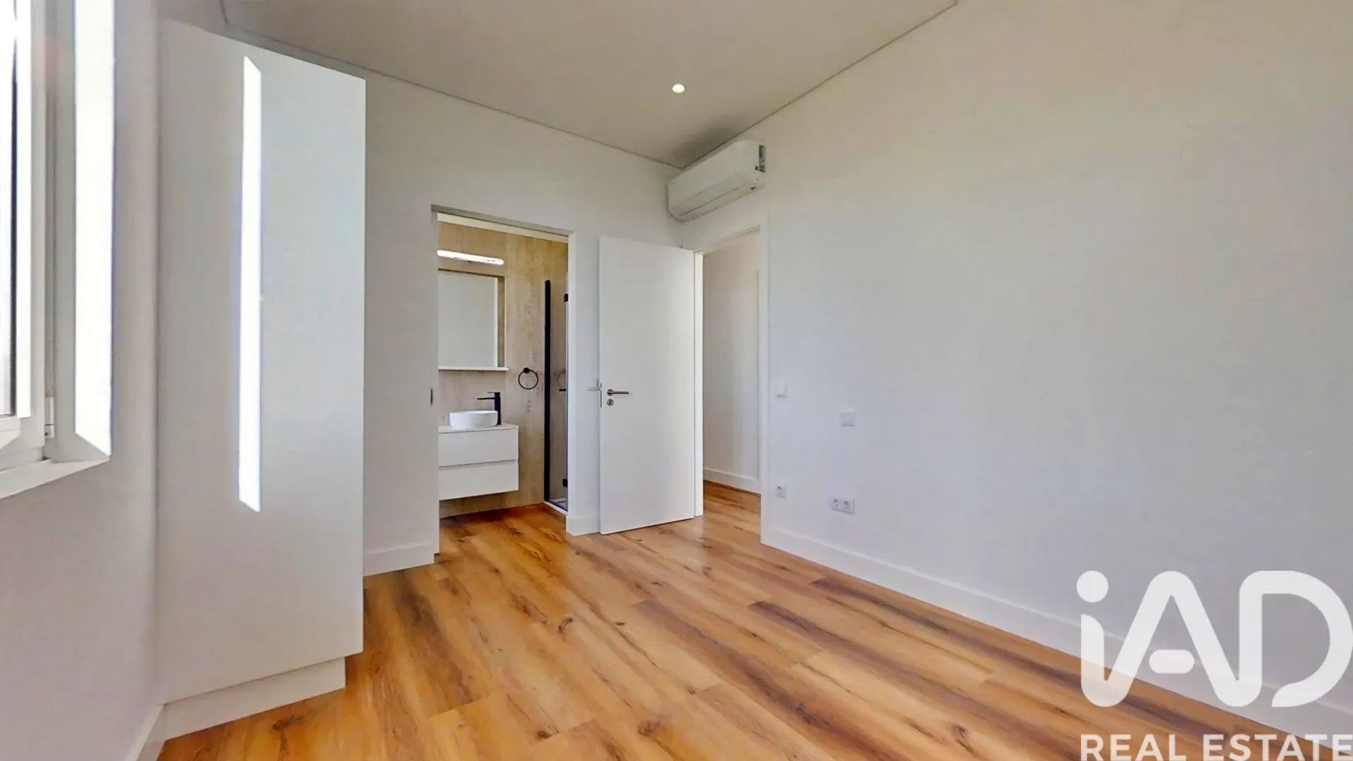 Contemporary 5-Bedroom House with Pool in Macieira da Lixa, Portugal - View image 25 of 38