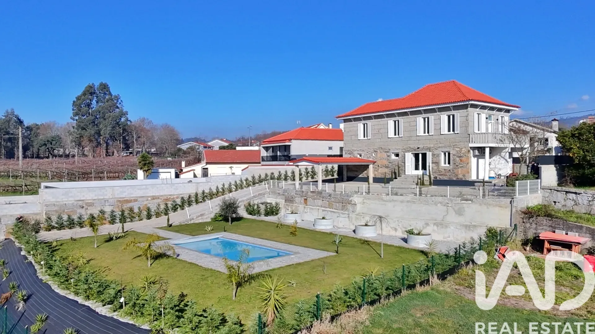 Contemporary 5-Bedroom House with Pool in Macieira da Lixa, Portugal - View image 30 of 38