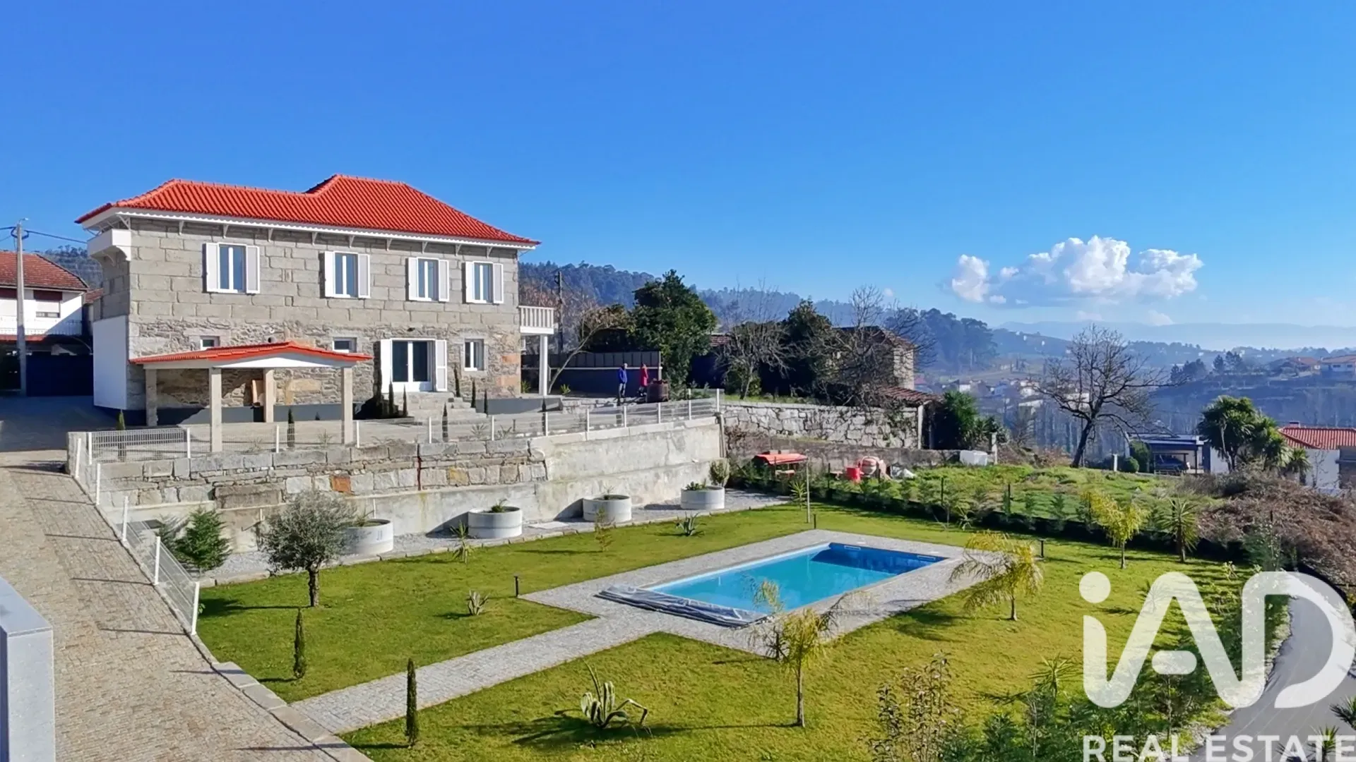 Contemporary 5-Bedroom House with Pool in Macieira da Lixa, Portugal - View image 31 of 38