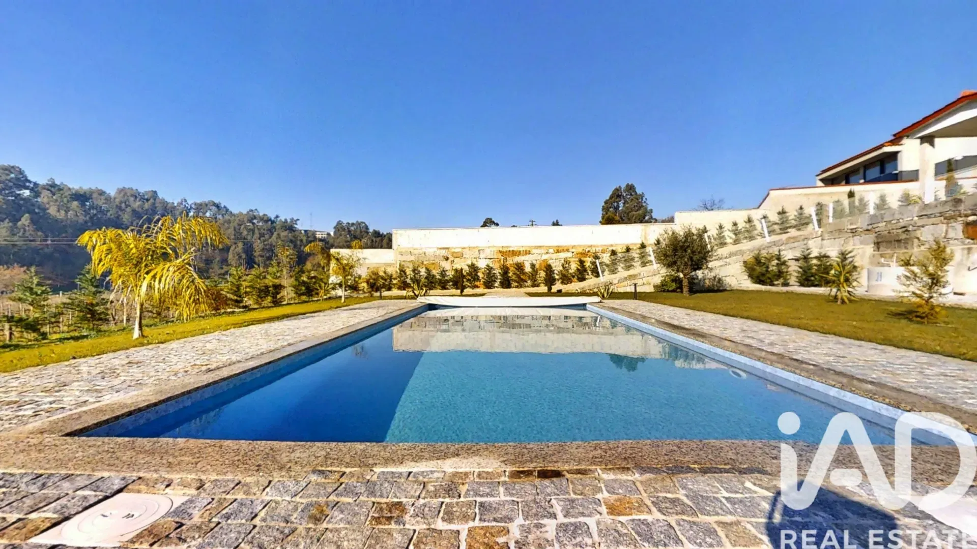 Contemporary 5-Bedroom House with Pool in Macieira da Lixa, Portugal - View image 34 of 38