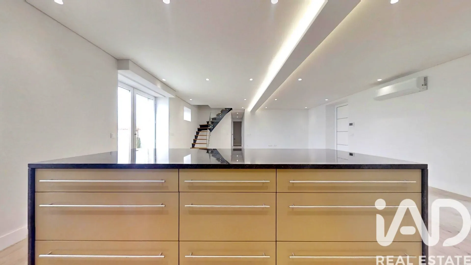 Contemporary 5-Bedroom House with Pool in Macieira da Lixa, Portugal - View image 36 of 38