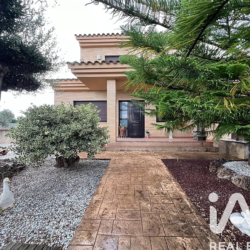 Spacious 5-Bedroom House with Pool and Garden in Roquetes, Spain