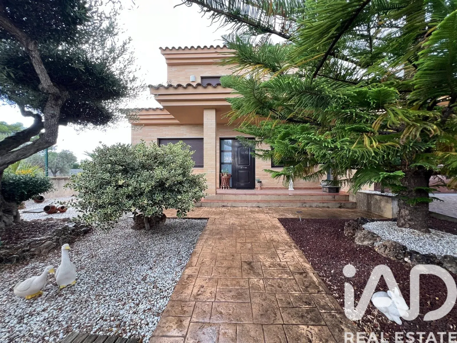 Spacious 5-Bedroom House with Pool and Garden in Roquetes, Spain - Image 1