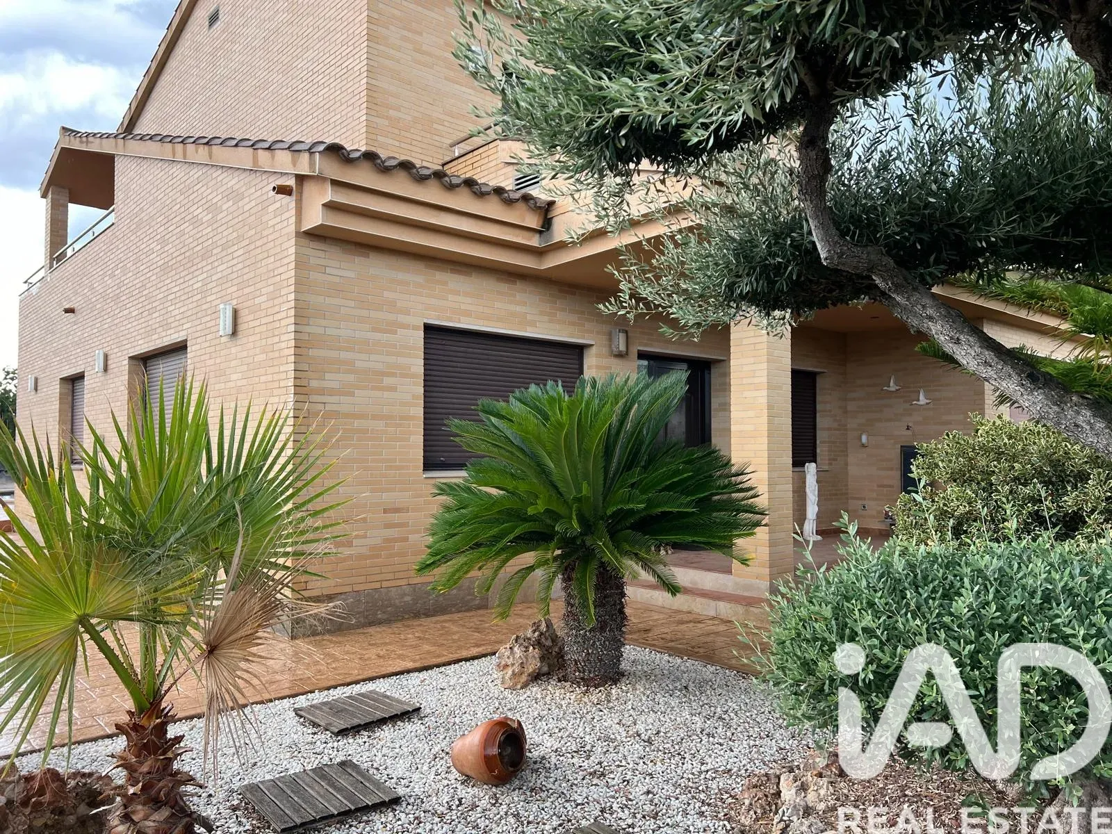 Spacious 5-Bedroom House with Pool and Garden in Roquetes, Spain - Image 2