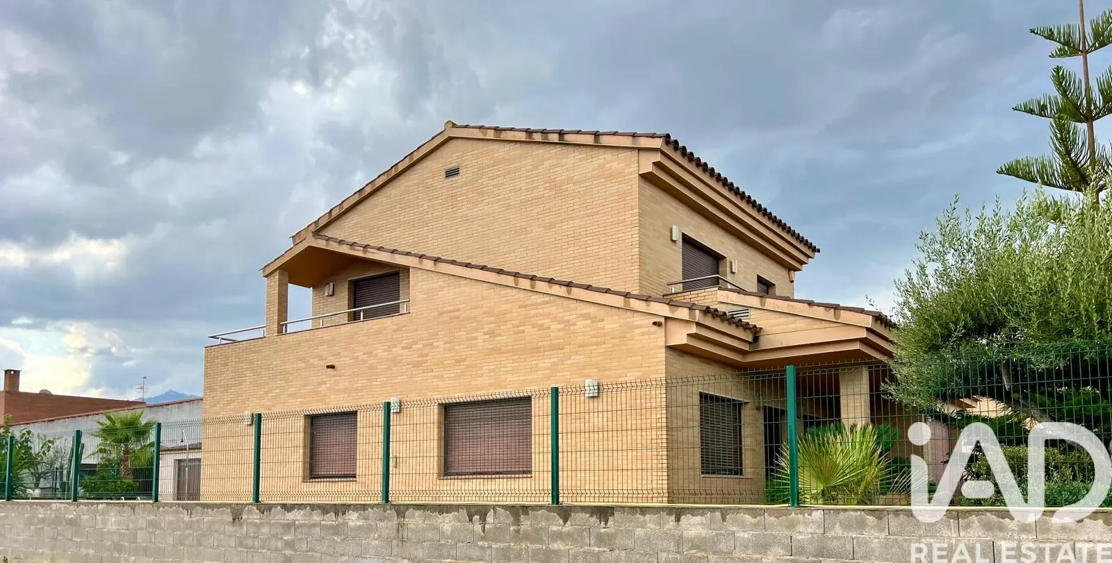 Spacious 5-Bedroom House with Pool and Garden in Roquetes, Spain - Image 3