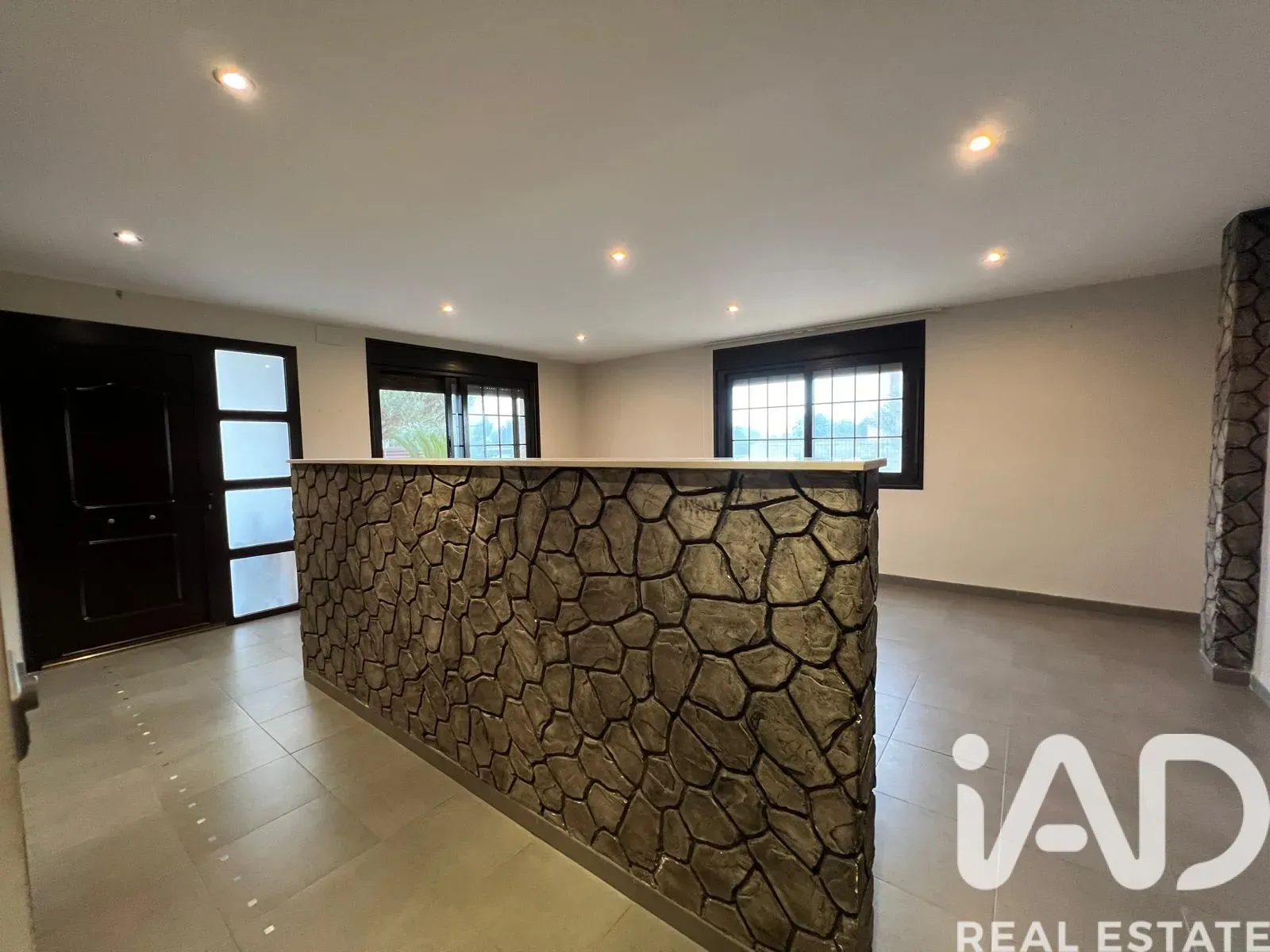 Spacious 5-Bedroom House with Pool and Garden in Roquetes, Spain - Image 4