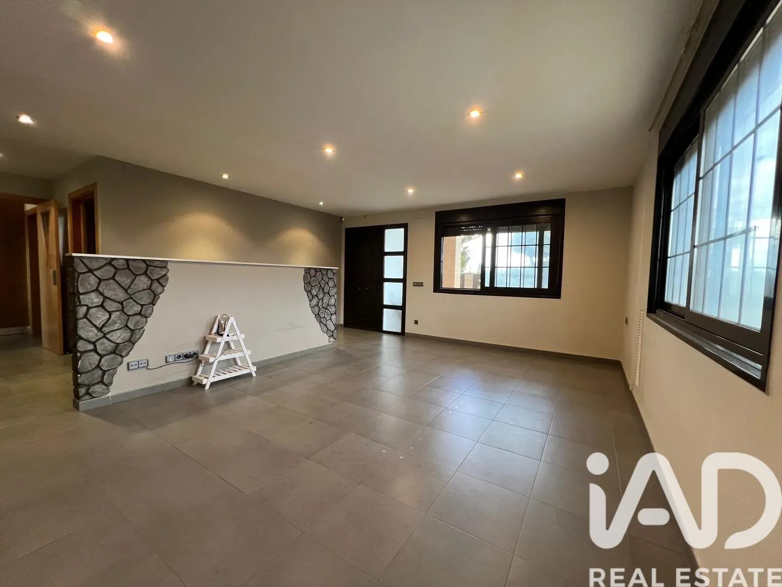 Spacious 5-Bedroom House with Pool and Garden in Roquetes, Spain - View image 6 of 40