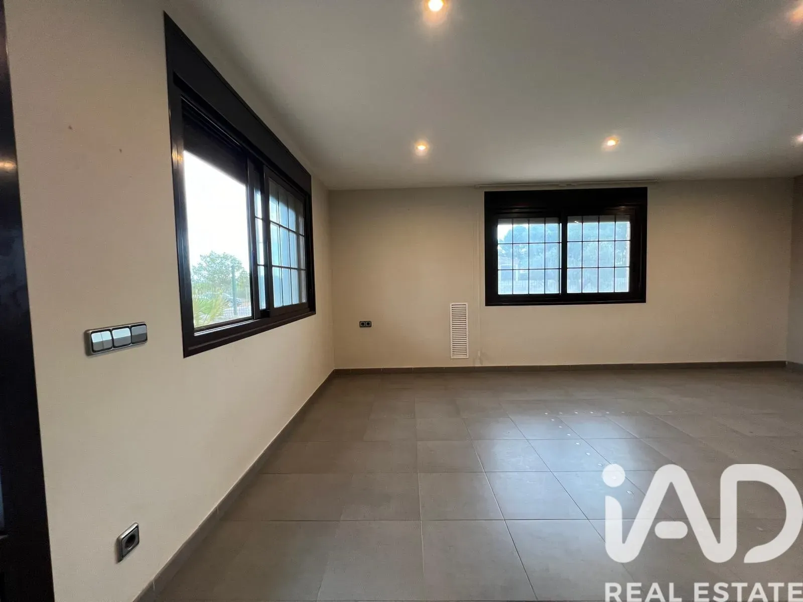 Spacious 5-Bedroom House with Pool and Garden in Roquetes, Spain - View image 7 of 40