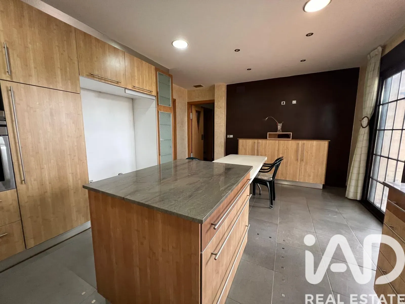 Spacious 5-Bedroom House with Pool and Garden in Roquetes, Spain - View image 9 of 40