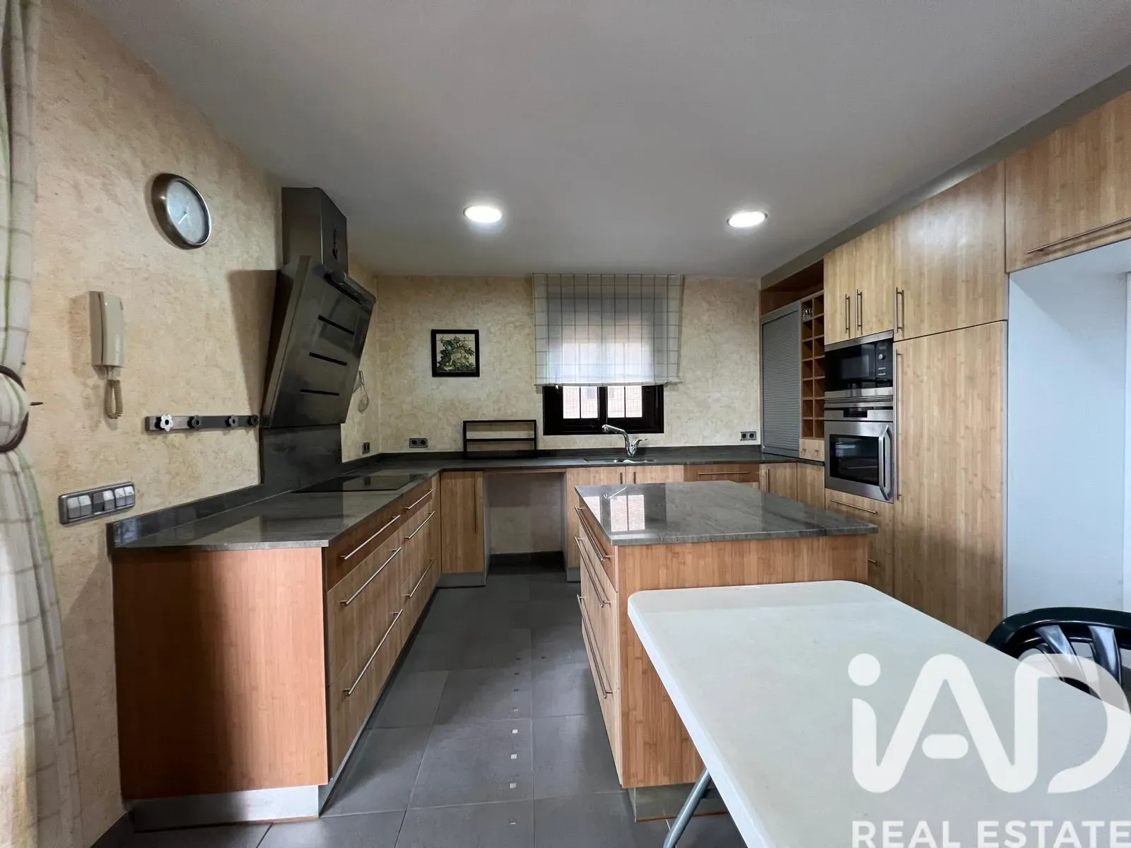 Spacious 5-Bedroom House with Pool and Garden in Roquetes, Spain - View image 10 of 40