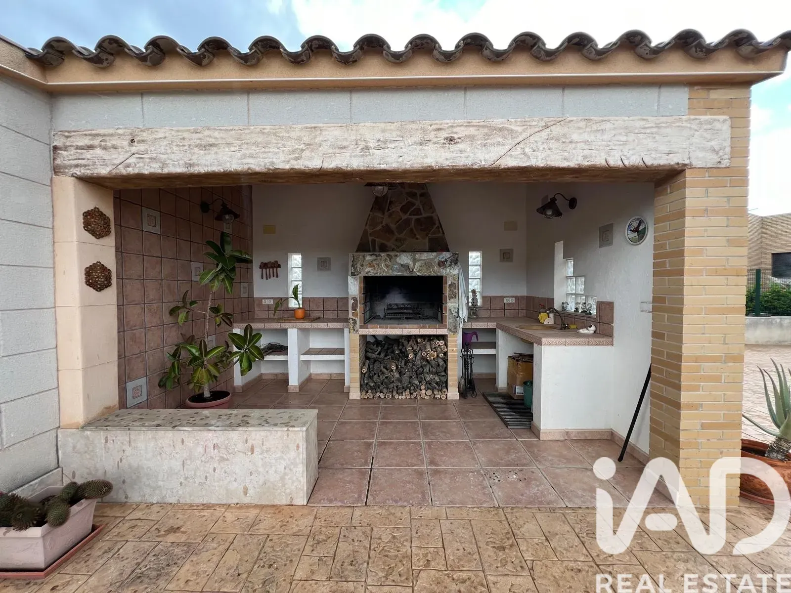 Spacious 5-Bedroom House with Pool and Garden in Roquetes, Spain - View image 17 of 40