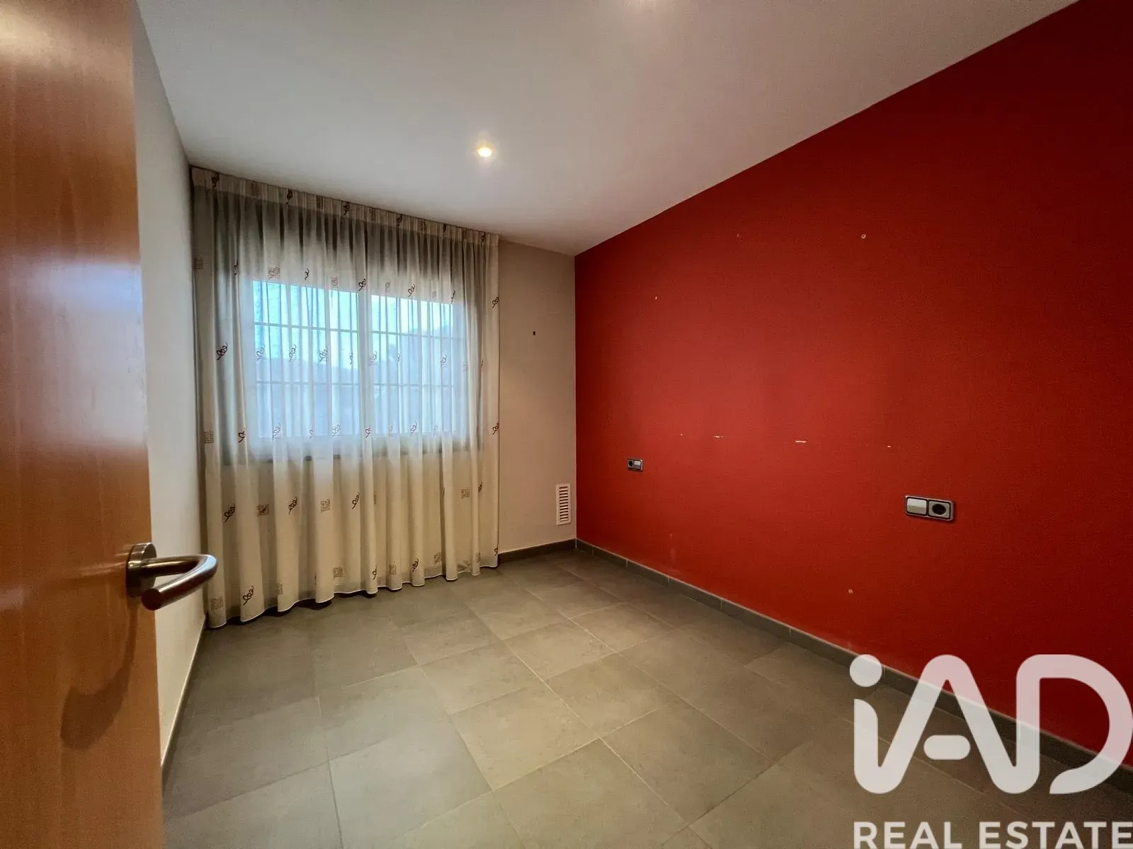 Spacious 5-Bedroom House with Pool and Garden in Roquetes, Spain - View image 23 of 40