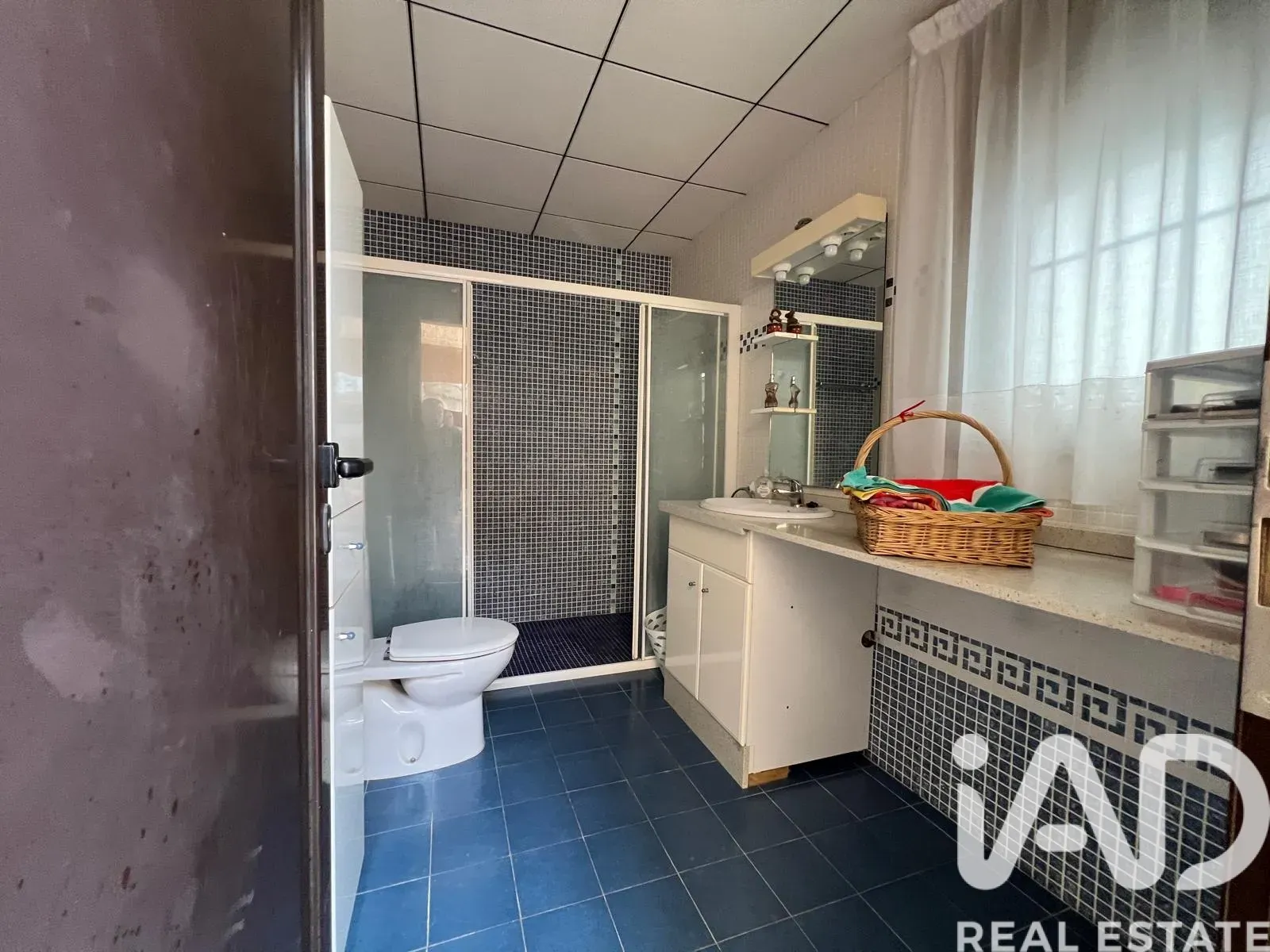 Spacious 5-Bedroom House with Pool and Garden in Roquetes, Spain - View image 33 of 40