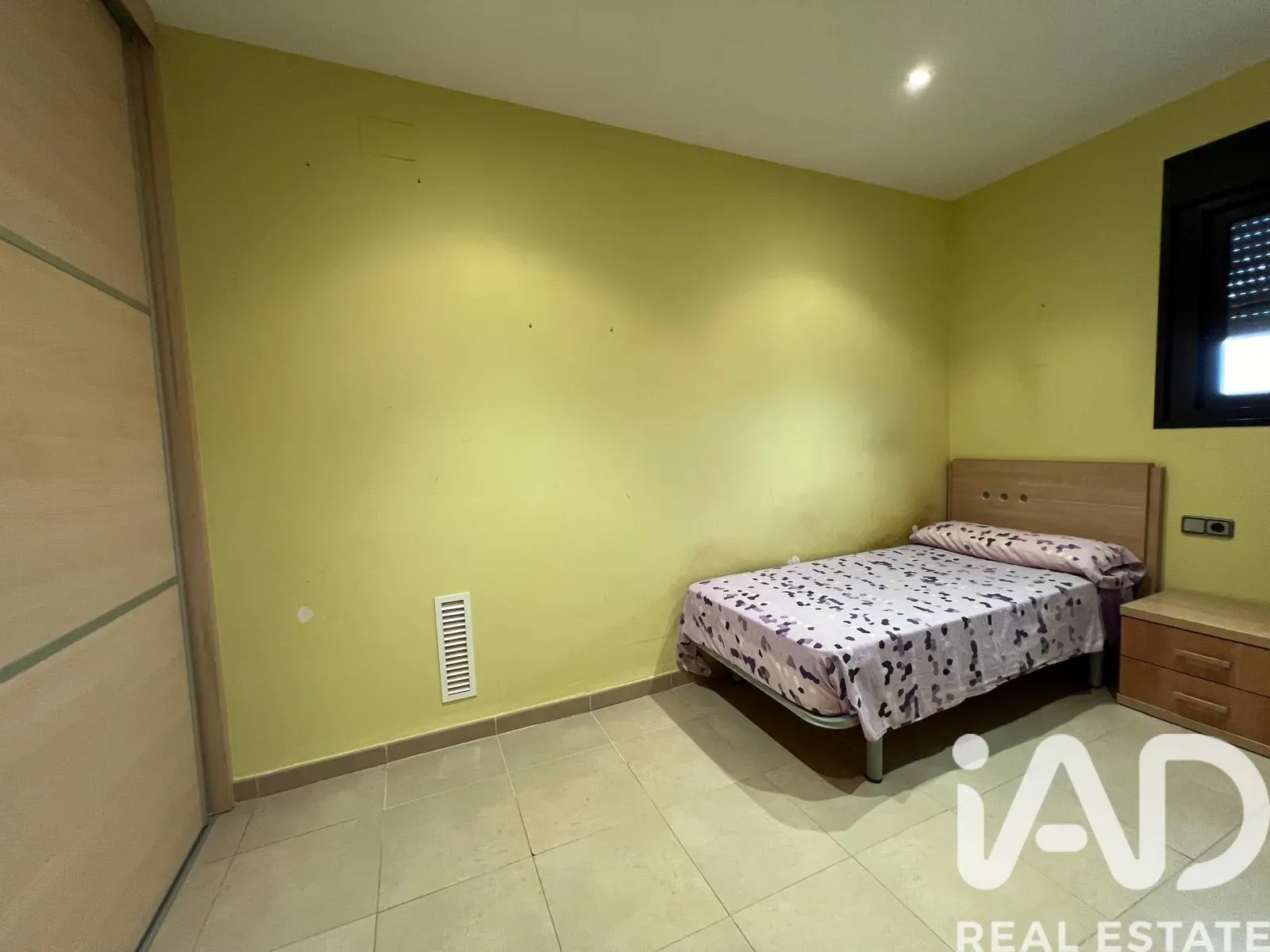 Spacious 5-Bedroom House with Pool and Garden in Roquetes, Spain - View image 35 of 40