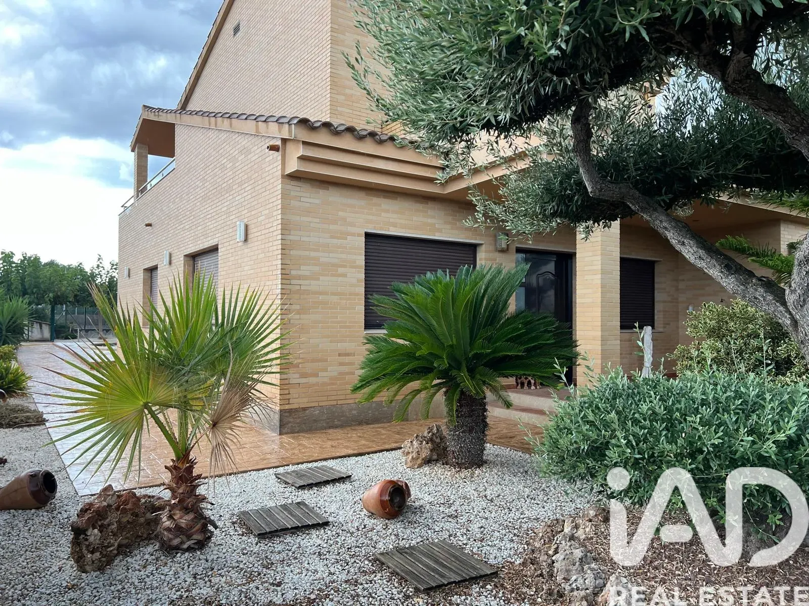 Spacious 5-Bedroom House with Pool and Garden in Roquetes, Spain - View image 37 of 40