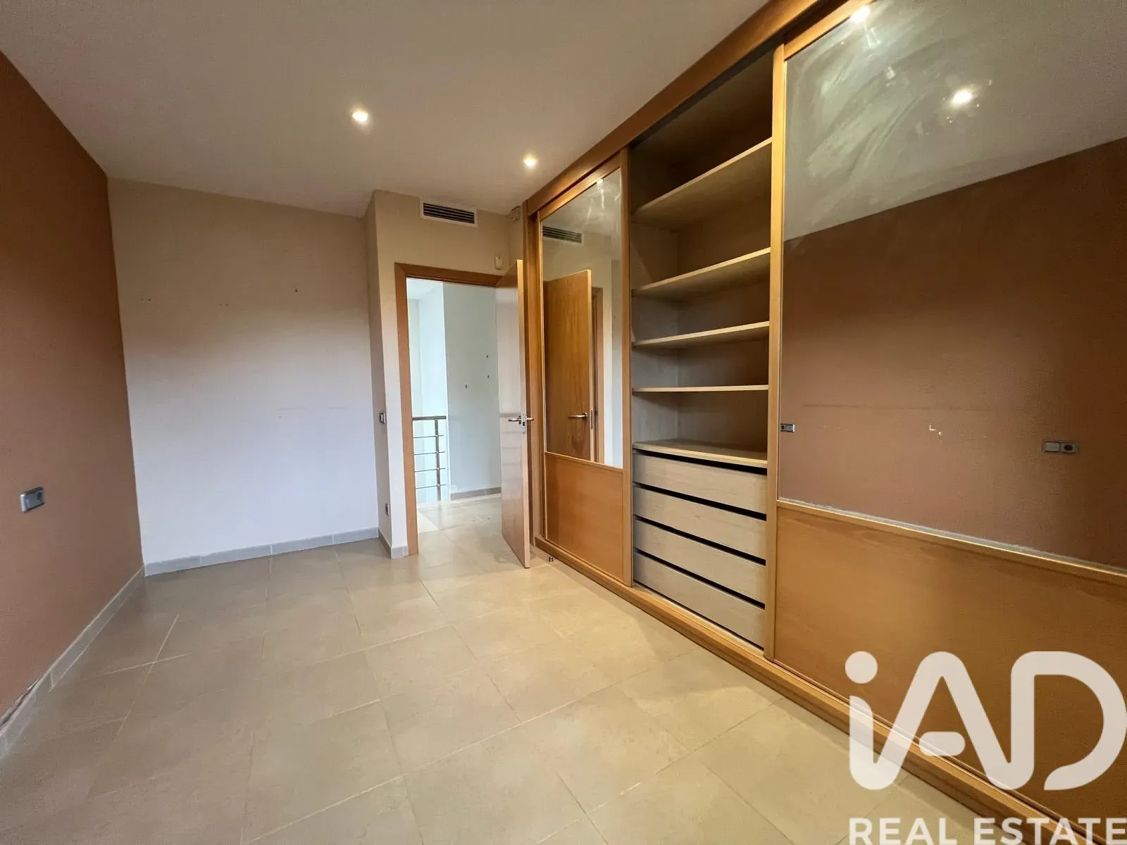 Spacious 5-Bedroom House with Pool and Garden in Roquetes, Spain - View image 38 of 40