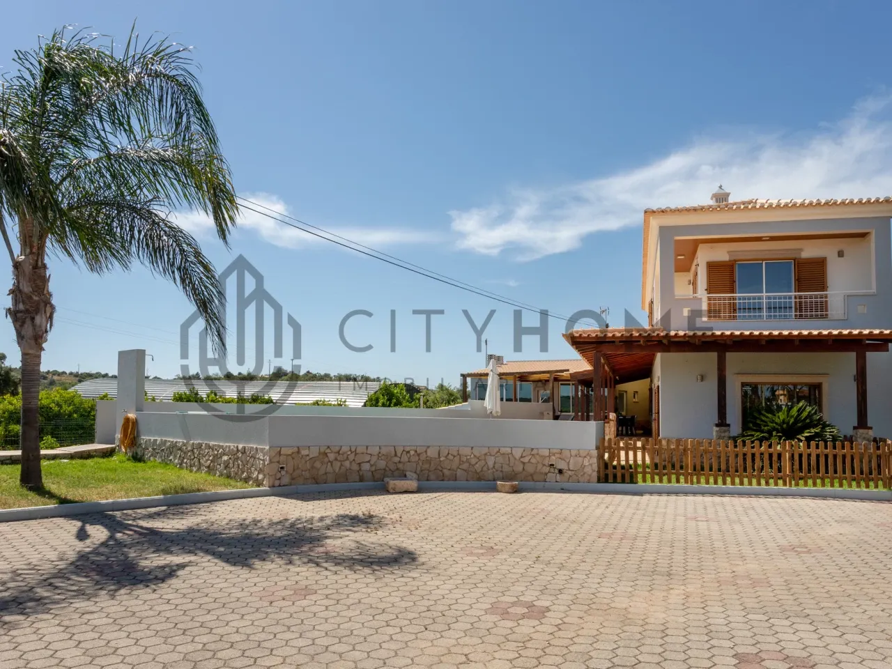 Spacious 3-Bedroom House with Pool and Expansive Garden in Silves, Algarve - Image 2