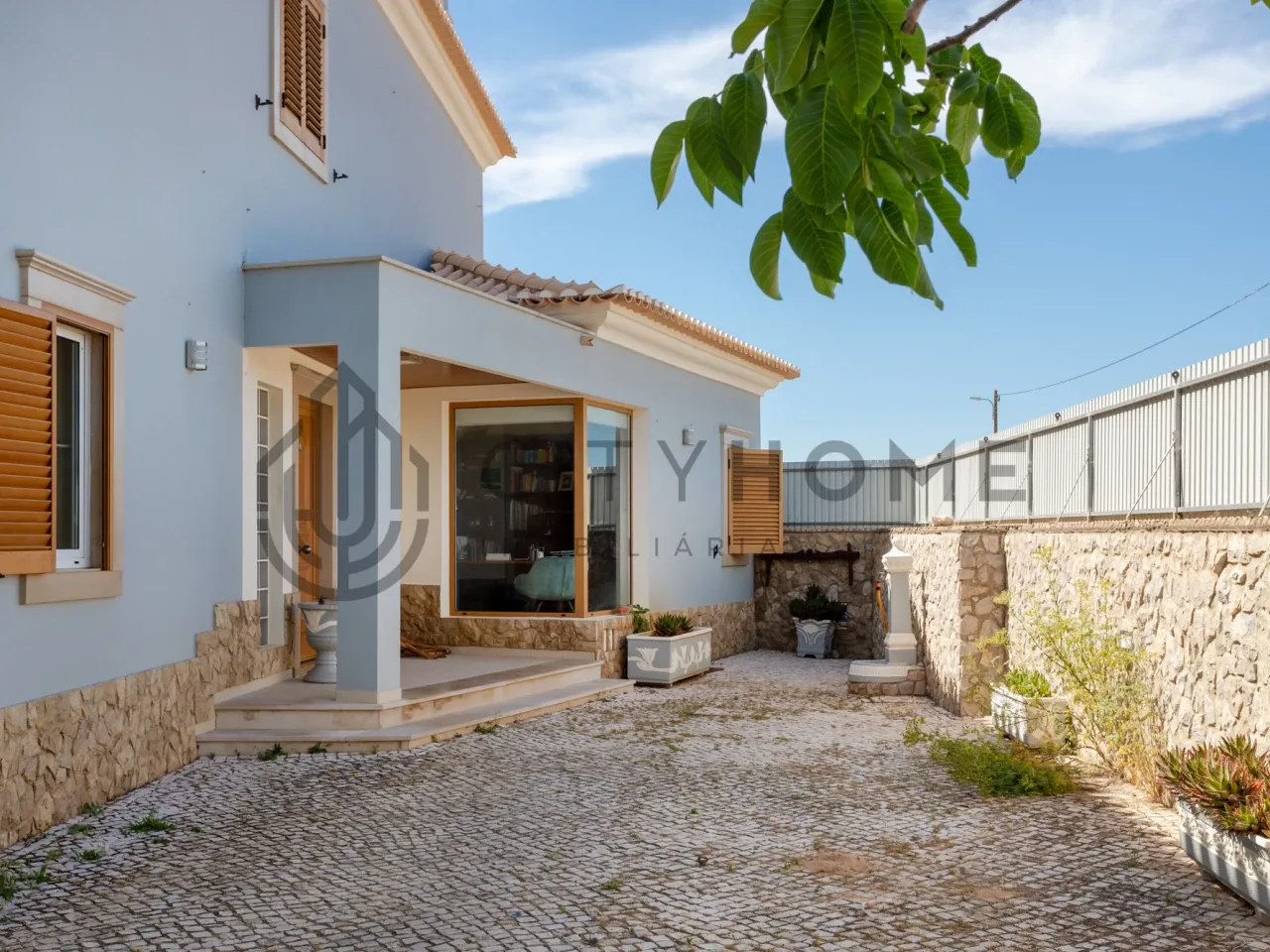 Spacious 3-Bedroom House with Pool and Expansive Garden in Silves, Algarve - View image 52 of 59