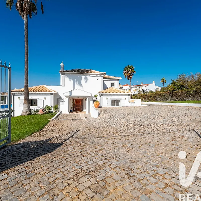 Contemporary 4-Bedroom House with Pool and Expansive Gardens in São Brás de Alportel
