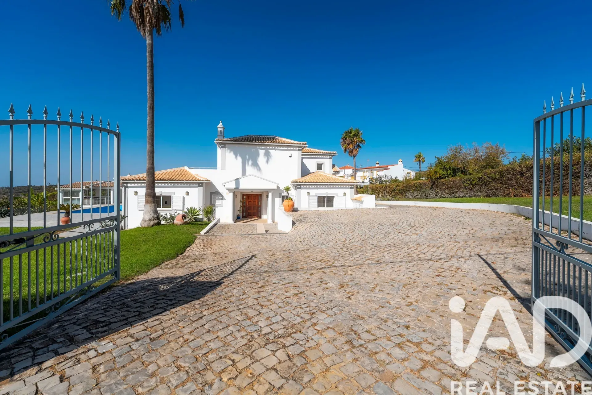 Contemporary 4-Bedroom House with Pool and Expansive Gardens in São Brás de Alportel - Image 1
