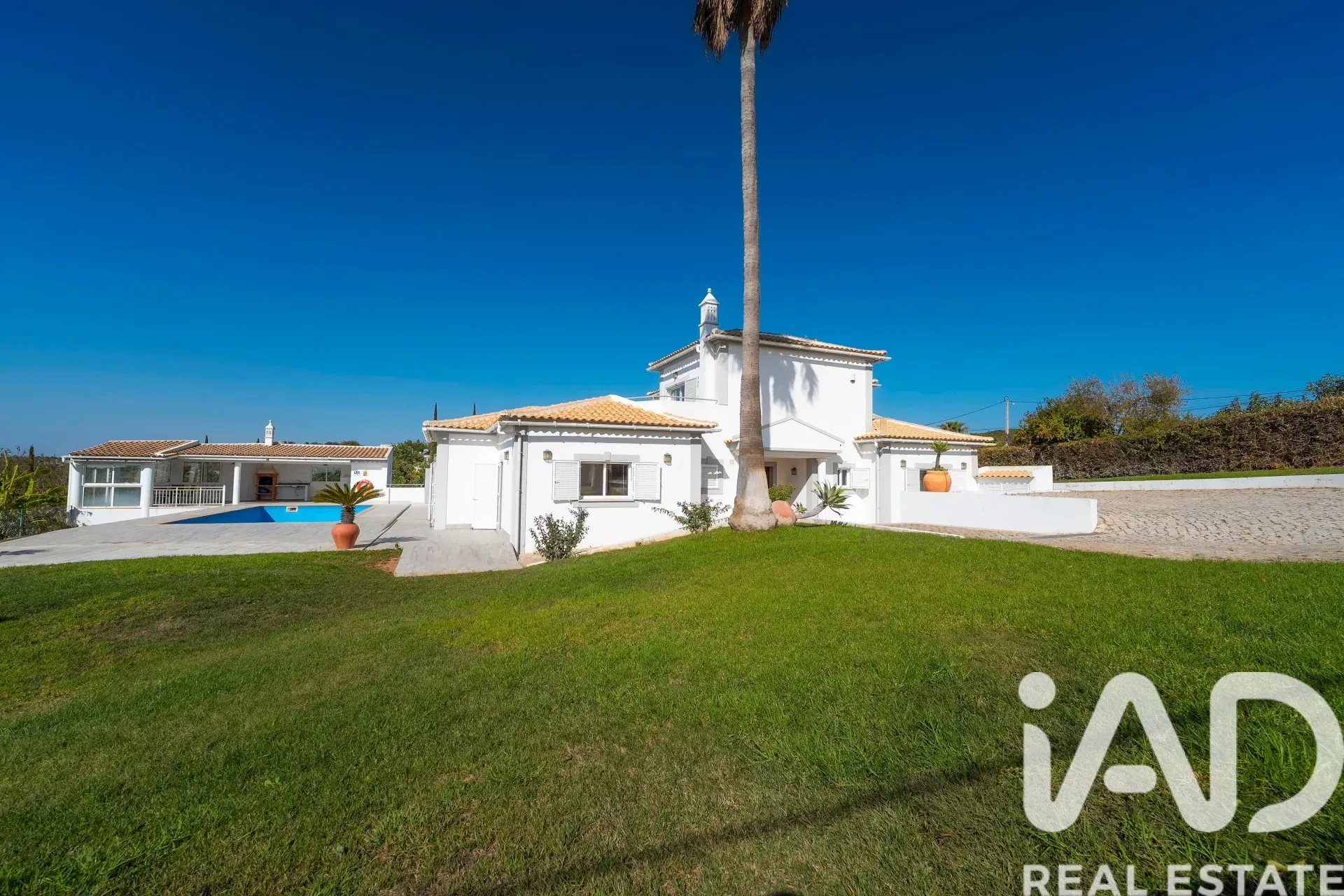 Contemporary 4-Bedroom House with Pool and Expansive Gardens in São Brás de Alportel - Image 2