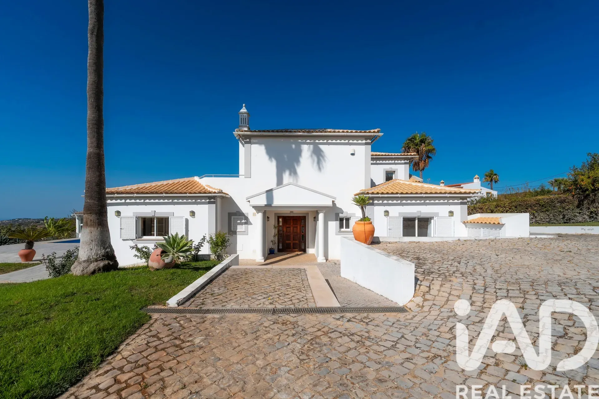 Contemporary 4-Bedroom House with Pool and Expansive Gardens in São Brás de Alportel - Image 3