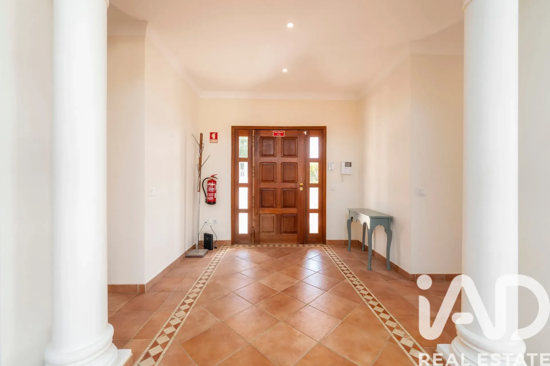 Contemporary 4-Bedroom House with Pool and Expansive Gardens in São Brás de Alportel - View image 18 of 37