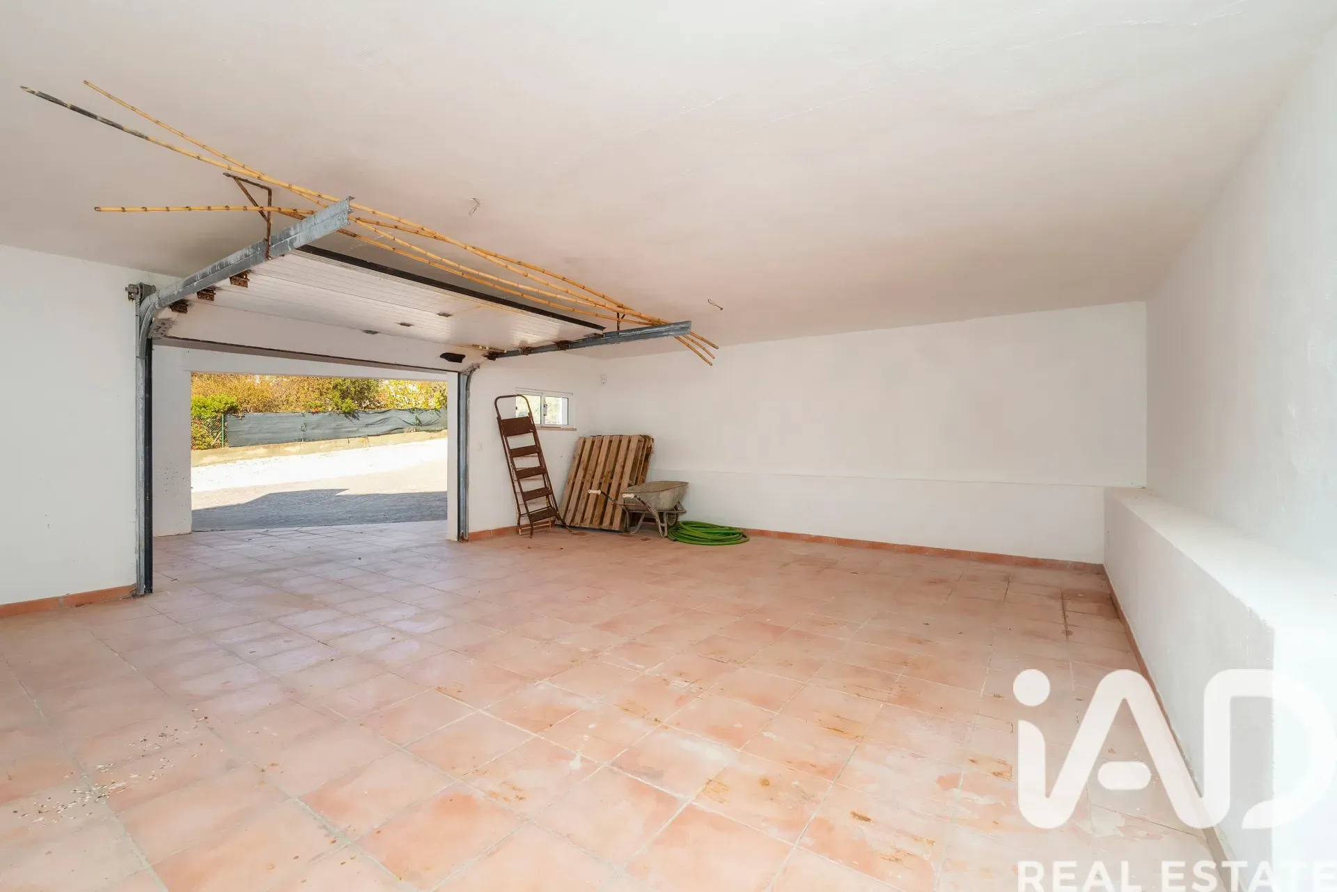Contemporary 4-Bedroom House with Pool and Expansive Gardens in São Brás de Alportel - View image 31 of 37