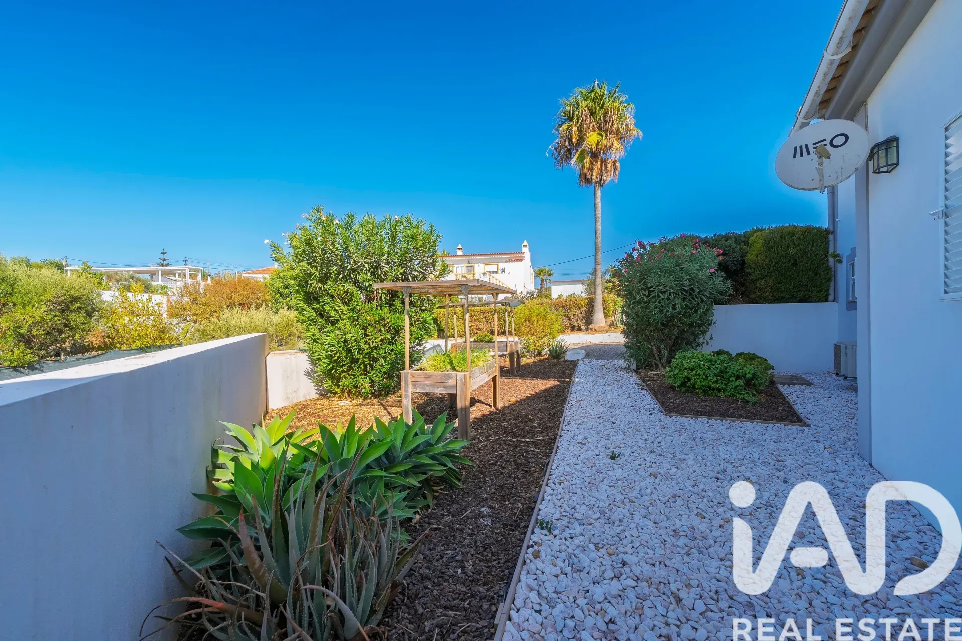 Contemporary 4-Bedroom House with Pool and Expansive Gardens in São Brás de Alportel - View image 33 of 37