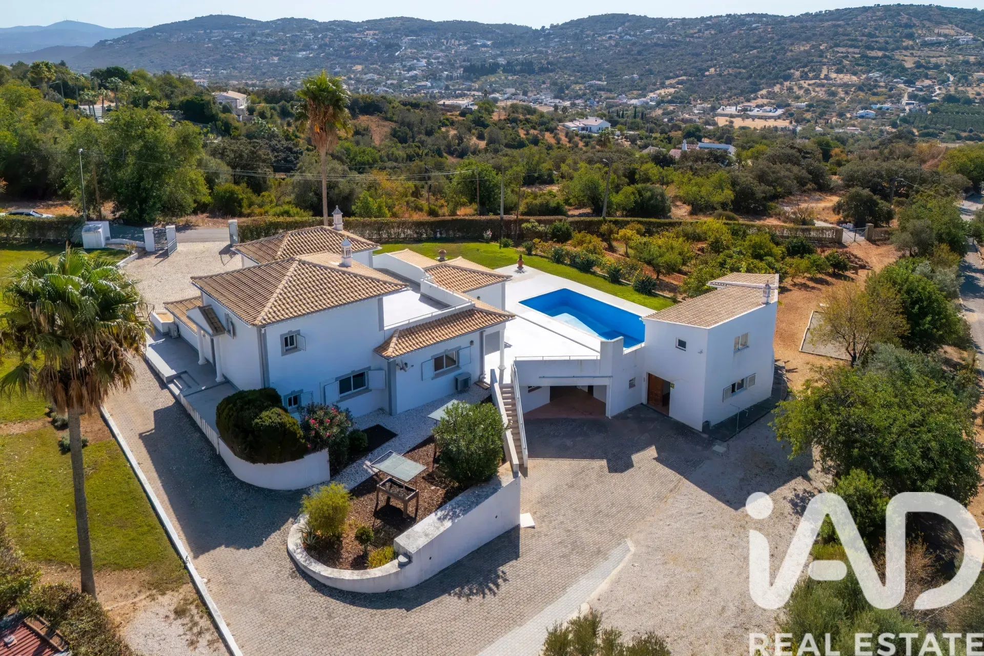 Contemporary 4-Bedroom House with Pool and Expansive Gardens in São Brás de Alportel - View image 35 of 37