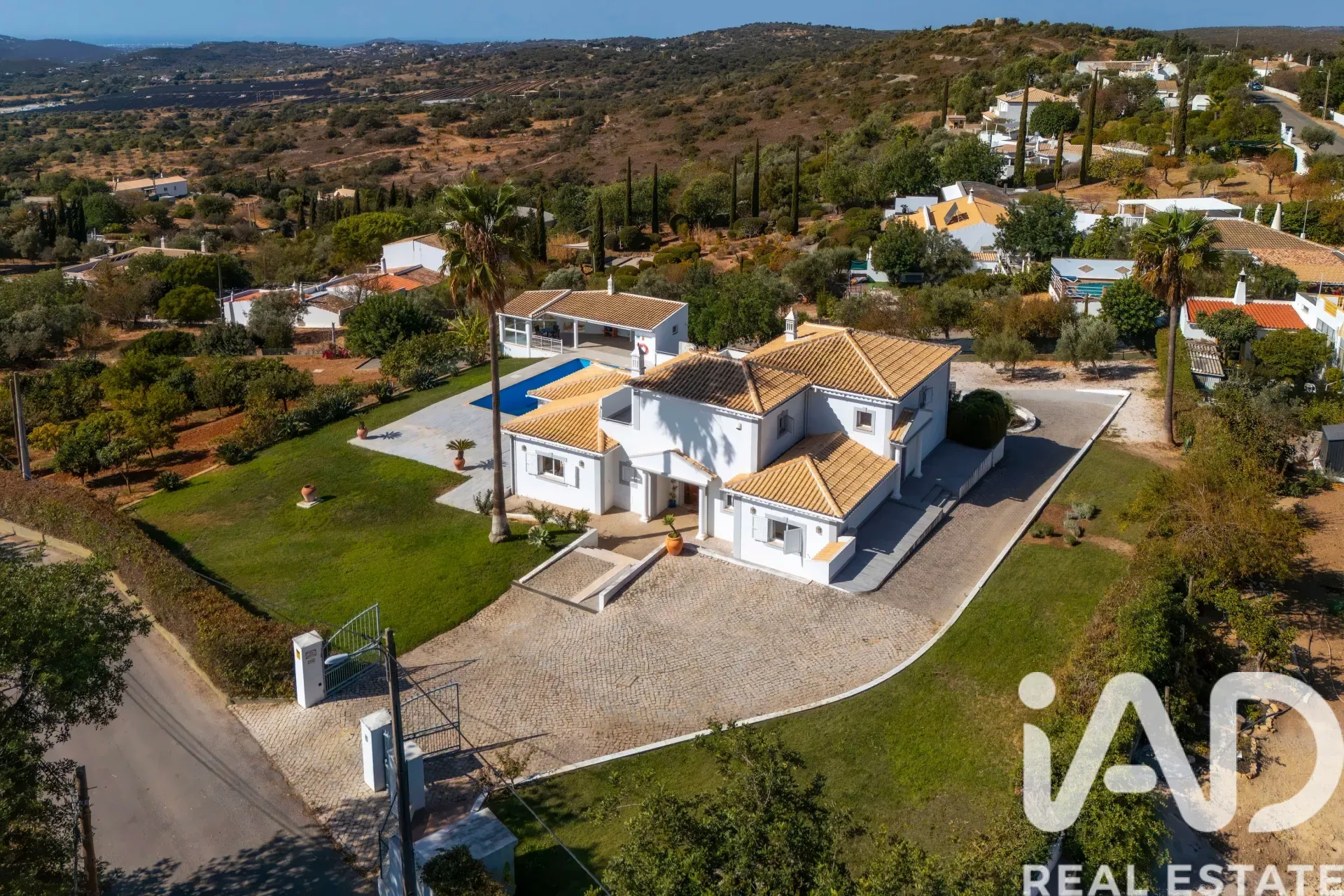 Contemporary 4-Bedroom House with Pool and Expansive Gardens in São Brás de Alportel - View image 36 of 37