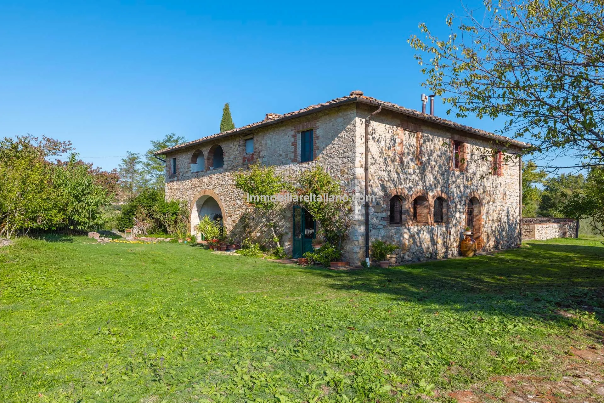 6-Bedroom Country House with Expansive Grounds in Chianti, Tuscany - Image 1