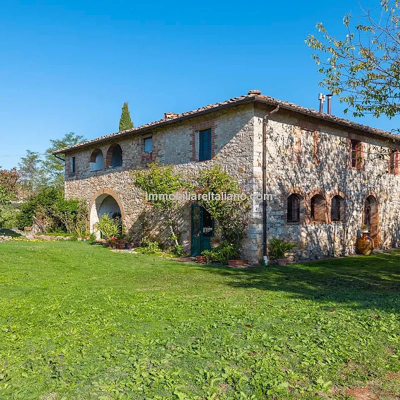 Landsted med 6 soveværelser og stor grund i Chianti, Toscana
